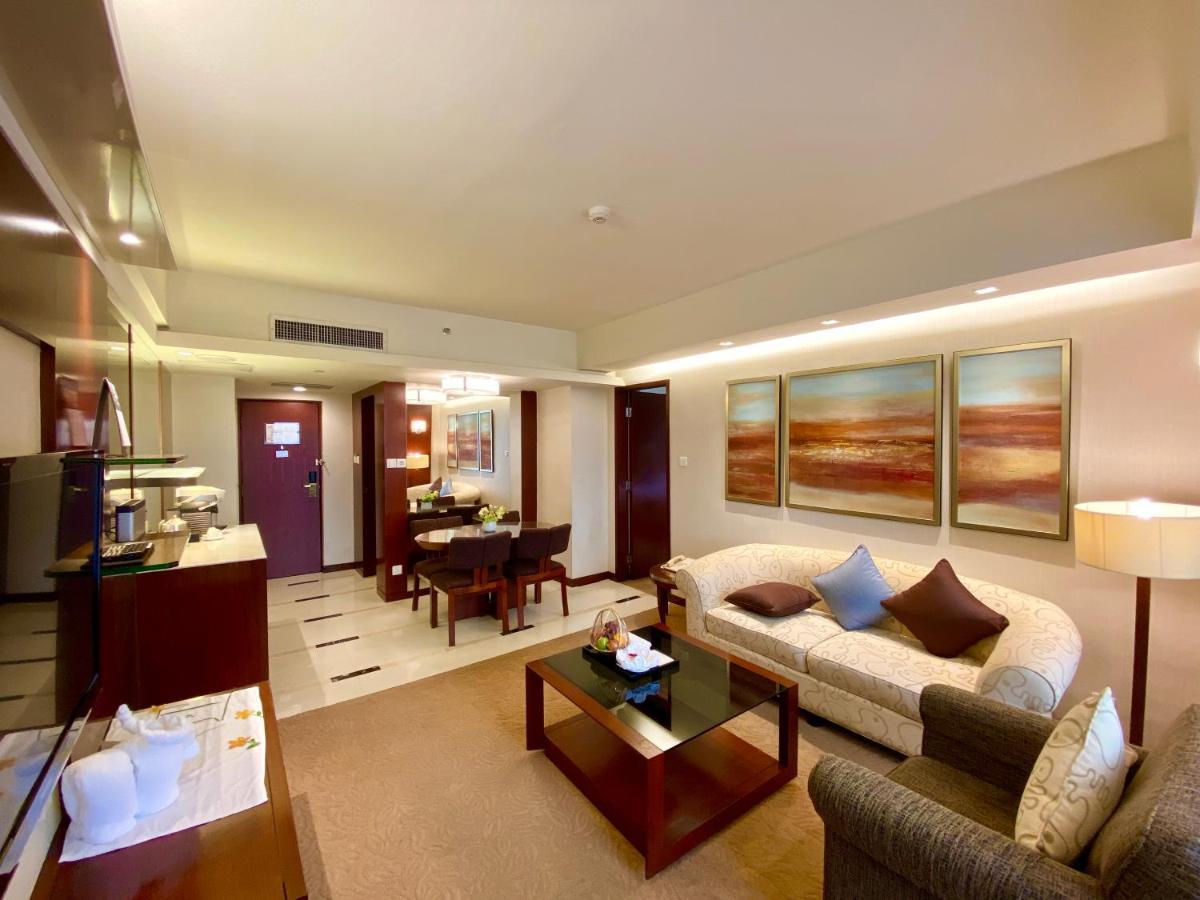 Shangri-La Shenzhen - Nearby Luohu Border, Outdoor Swimming Pool Exterior photo